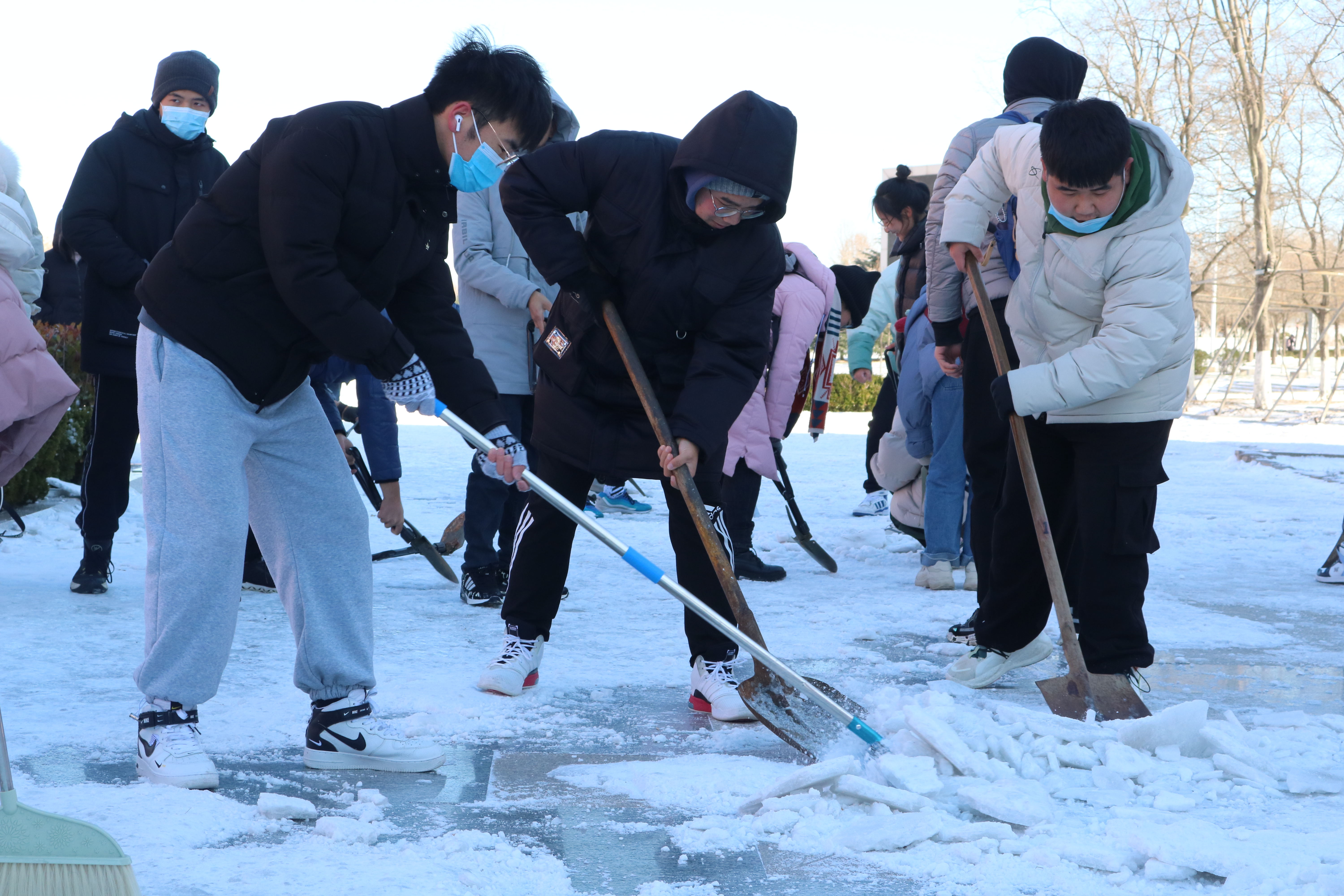 学校扫雪照片图片