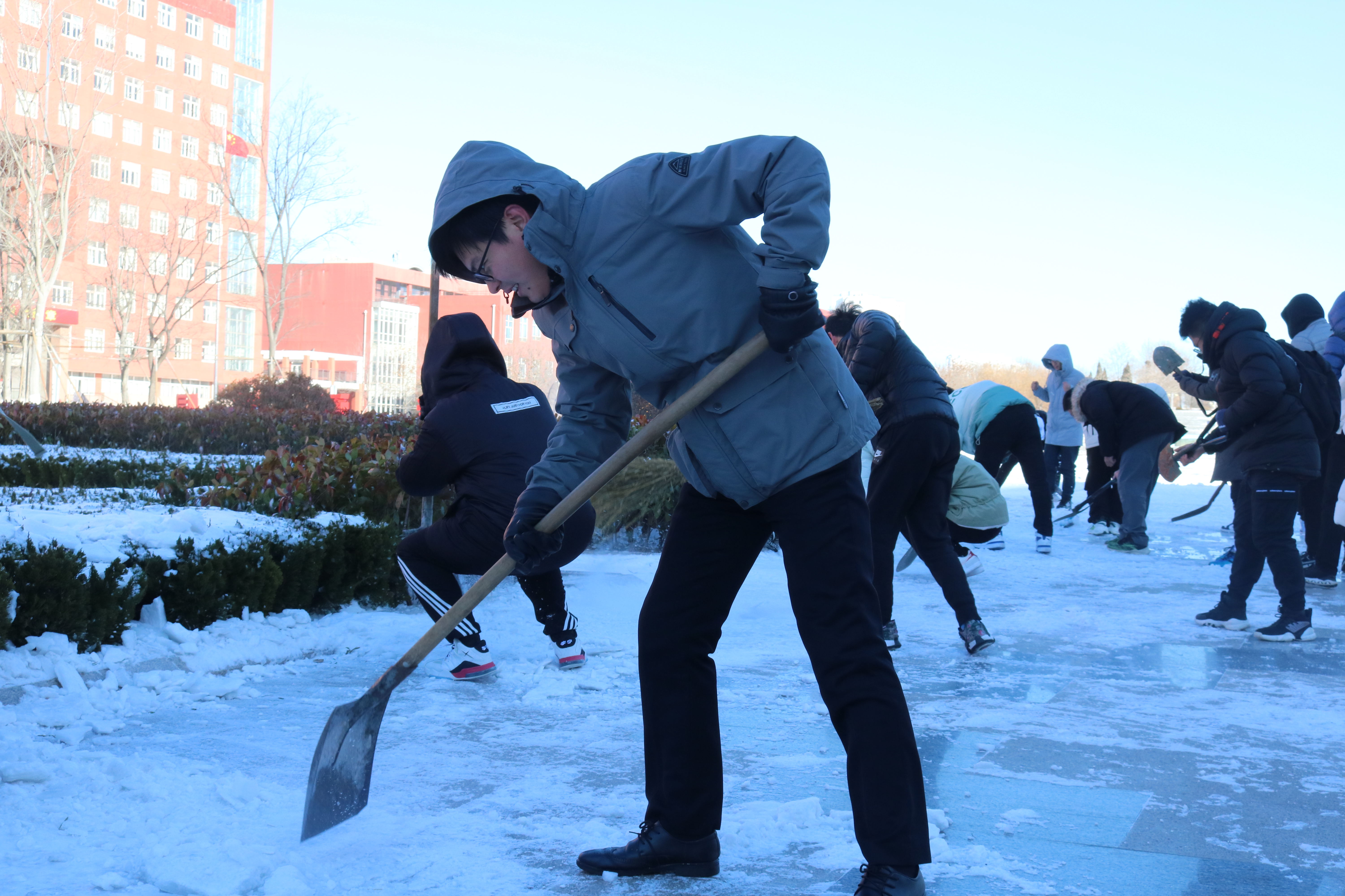 "扫雪行动,温暖寒冬:地理与旅游学院开展师生党员志愿除雪活动